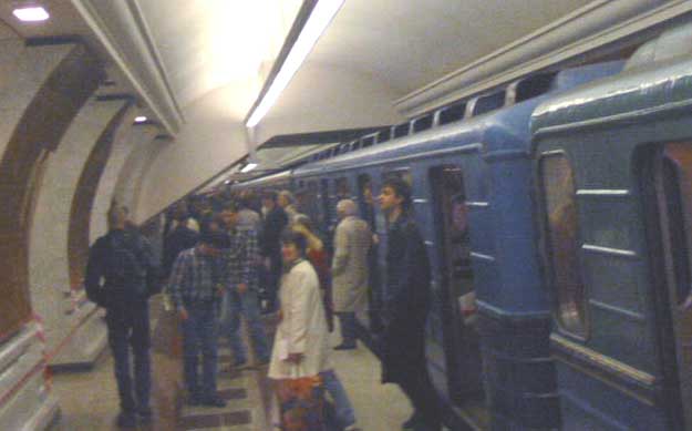   Первый поезд с пассажирами прибыл на станцию Парк Победы!   (20 kb.)