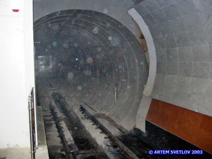   Путь , на который в далеком будующем должны прибывать поезда с Солнцевской ветки, обрывается сразу же за платформой. Через несколько метров заканчивается и тоннель. Другой конец пути, и путь в Строгино выглядит точно так же.  (32 kb.)