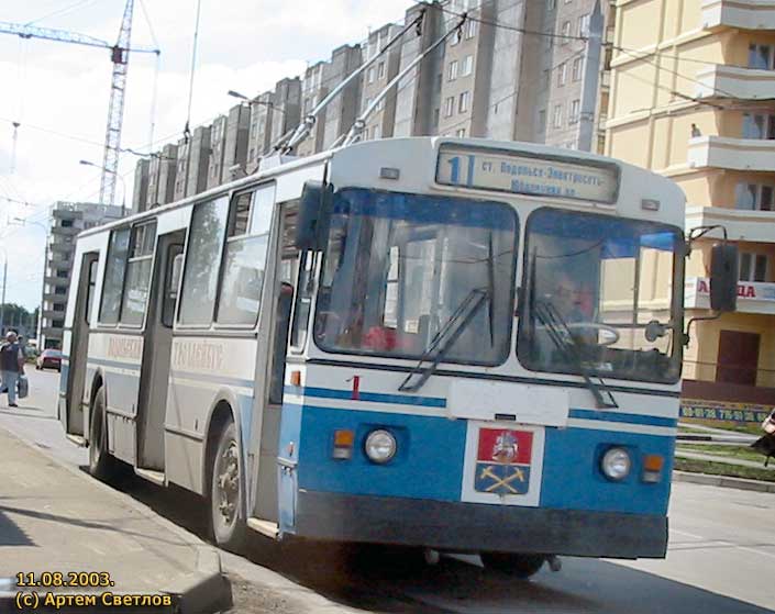 11.08.2003.  Первый троллейбус у вокзала.  (51 kb.)