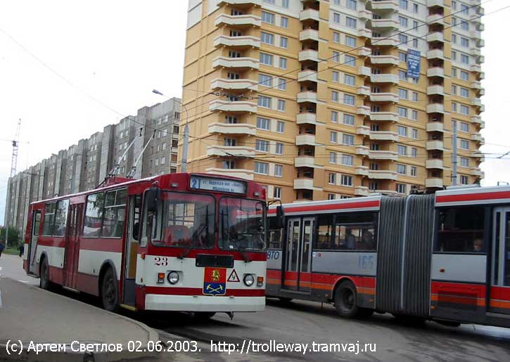 02.06.2003.  Стажерский троллейбус №23 у вокзала.  (55 kb.)