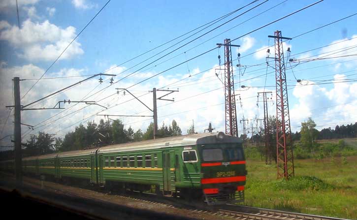   ЭР2-1248 едет в Москву у ст. Куровская. Вид из окна электрички, следующей из Егорьевска.  (41 kb.)