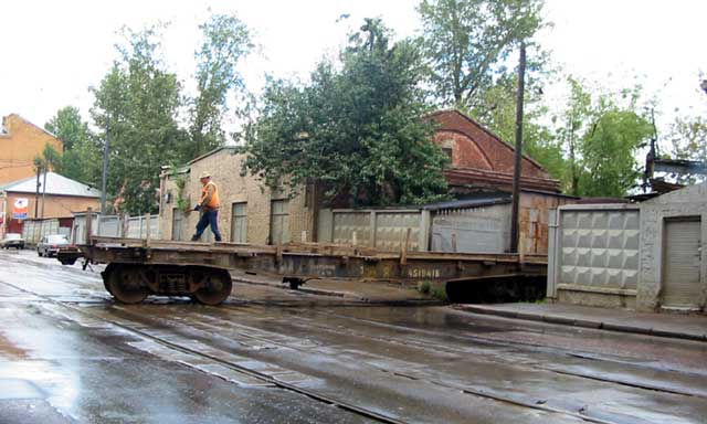 26.08.2003.  Трамвайно-железнодорожный переезд на Дубнинской улице.  (39 kb.)