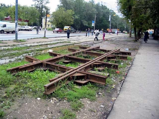 28.08.2003.  Трамвайно-железнодорожная крестовина, которая больше года провалялась около переезда, ожидая замены.  (62 kb.)