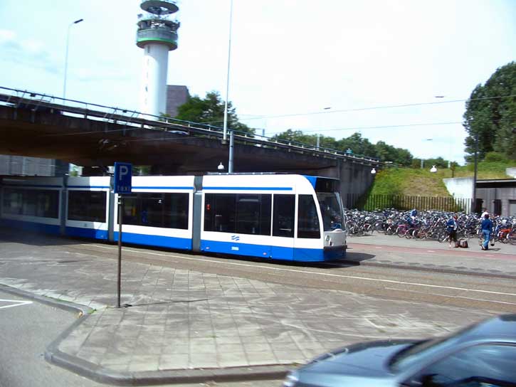 25.07.2003.  Амстердам. Трамвайный поезд на фоне стоянки велосипедов.  (43 kb.)