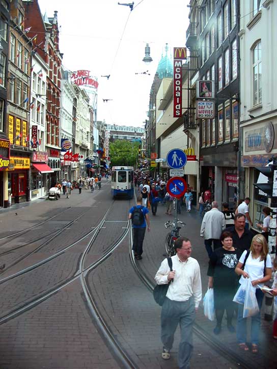 25.07.2003.  Амстердам. Трамвайно-пешеходная улица в центре города.  (62 kb.)