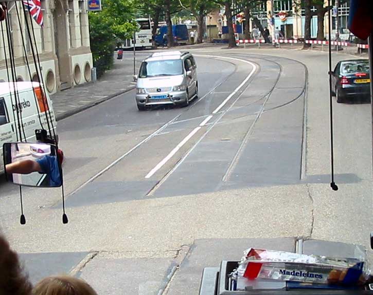 25.07.2003.  Амстердам. Закрытая трамвайная линия.  (56 kb.)