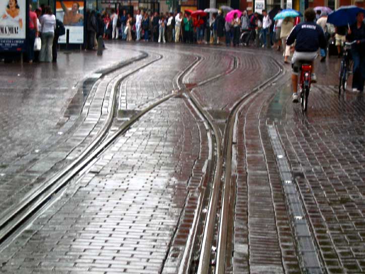 25.07.2003.  В центре города находится пешеходно-трамвайная улица. Пути на ней уложенны в сплетение, используются рельсы особого профиля.  (57 kb.)