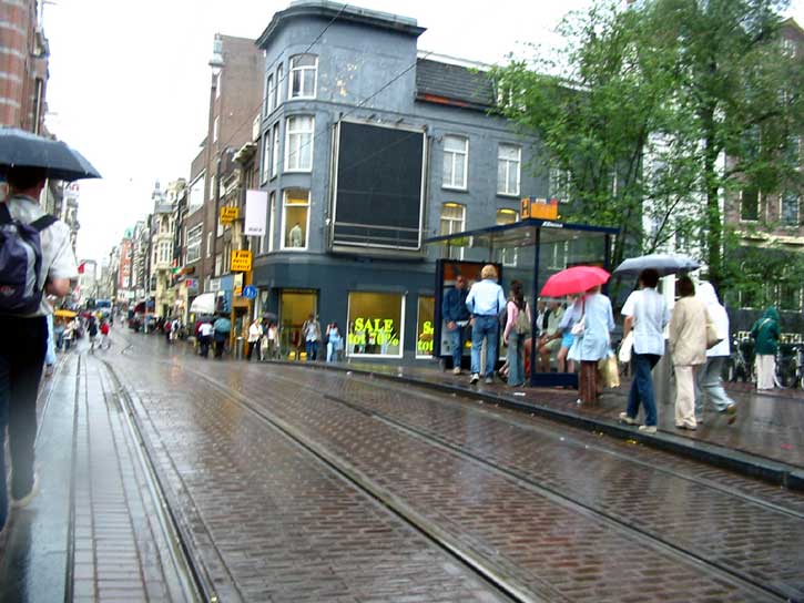 25.07.2003.  Трамвайная остановка на мосту через канал. На мостах находятся разьезды.  (60 kb.)