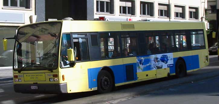 26.07.2003.  Автобус 25 маршрута. Идёт прямо в НАТО.  (29 kb.)