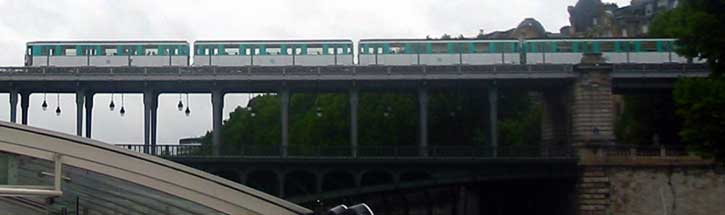 26.07.2003.  Париж. Поезд метро 6 линии на метромосту через Сену.  (15 kb.)