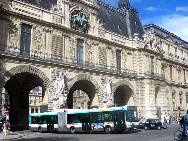 27.07.2003.  Сочлененый рейсовый автобус выходит из Лувра.  (78 kb.)