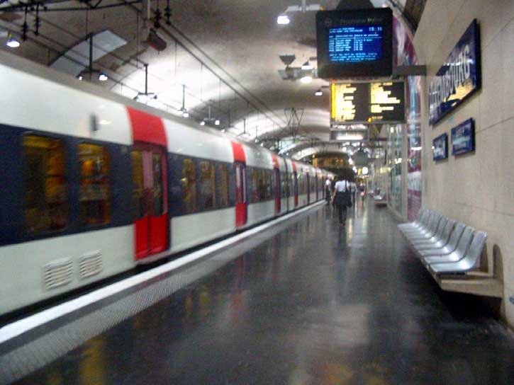 27.07.2003.  Линия RER-B, станция Luxembourg. Пути в середине односводчатой станции.Справа на мониторе - время прихода и направление ближайших поездов.  (39 kb.)