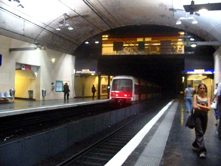 27.07.2003.  Линия RER-B, станция Luxembourg. Хвост поезда скрывается в тоннеле. На линии левосторонее движение, и верхний токосьём.  (39 kb.)