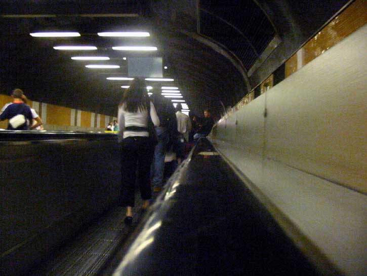 27.07.2003.  Станция Chatelet-крупный пересадочный узел в центре города, связывающий 5 линий метро и 3 линии RER. На снимке - горизонтальный эскалатор, который половину пути проделывает под углом.  (36 kb.)