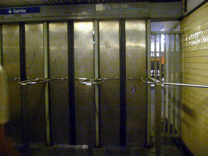 27.07.2003.  Пневматические двери на выход из метро. Вот какие нужно ставить у нас на ж.д. станциях - через такие не перепрыгнешь!  (46 kb.)