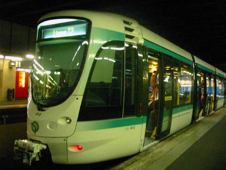 28.07.2003.  Трамвайный поезд на станции La Defance.  (39 kb.)