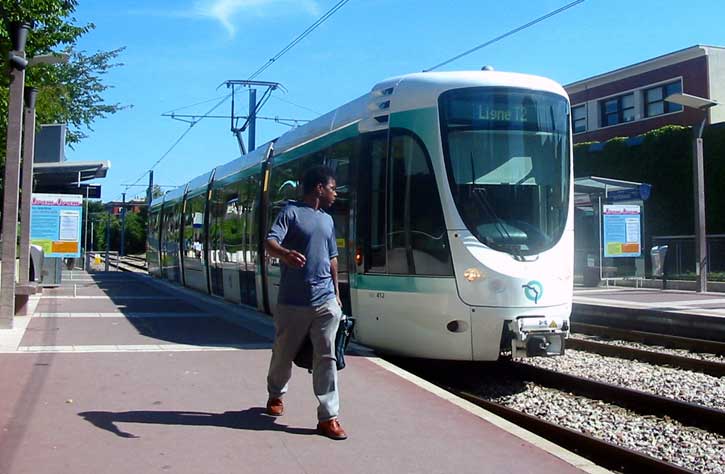 28.07.2003.  Трамвайный поезд - родственник ЛТ-5 на станции Les Coteaux.  (47 kb.)