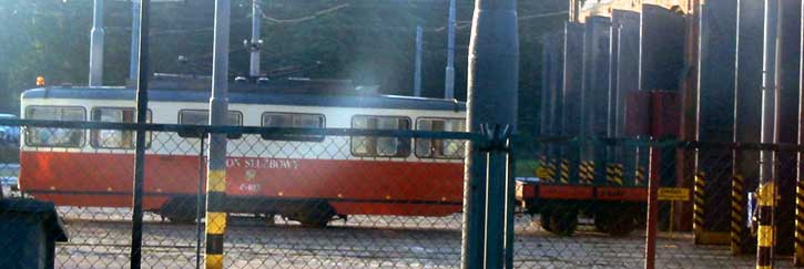 01.08.2003.  Одно из трамвайных депо Вроцлава. Спецвагон с грузовой платформой.  (91 kb.)